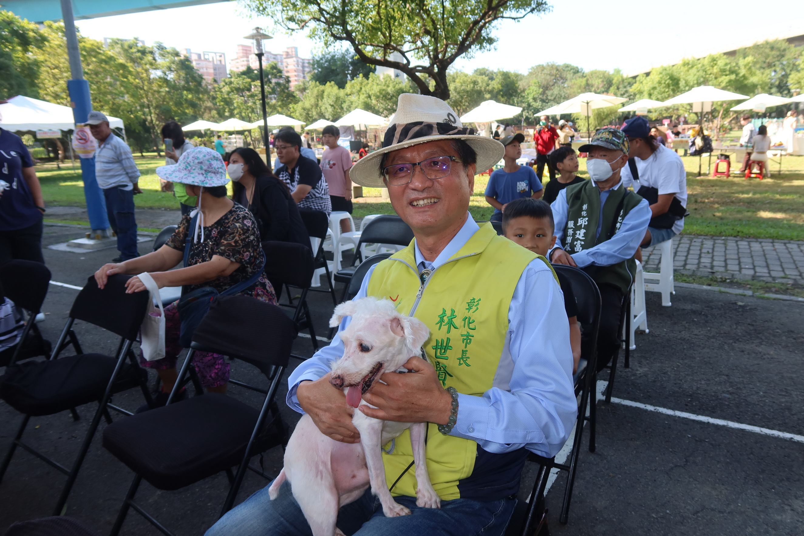 ▲彰化市公所在景觀公園舉辦「2024毛孩Party」活動，現場人潮如織，飼主們攜帶他們心愛的毛小孩一起同樂。（記者張溎壕攝）