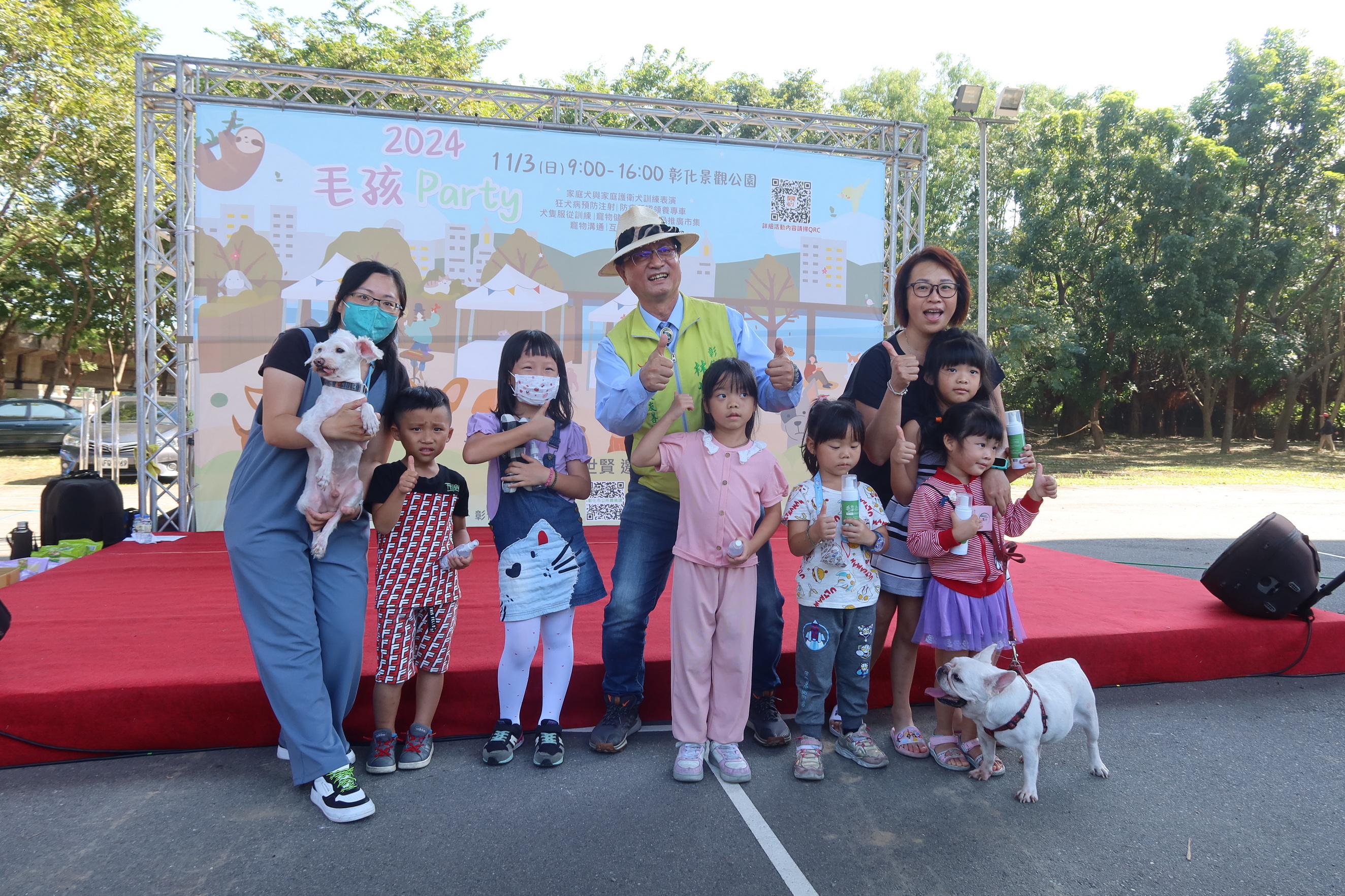 ▲彰化市公所在景觀公園舉辦「2024毛孩Party」活動，現場人潮如織，飼主們攜帶他們心愛的毛小孩一起同樂。（記者張溎壕攝）