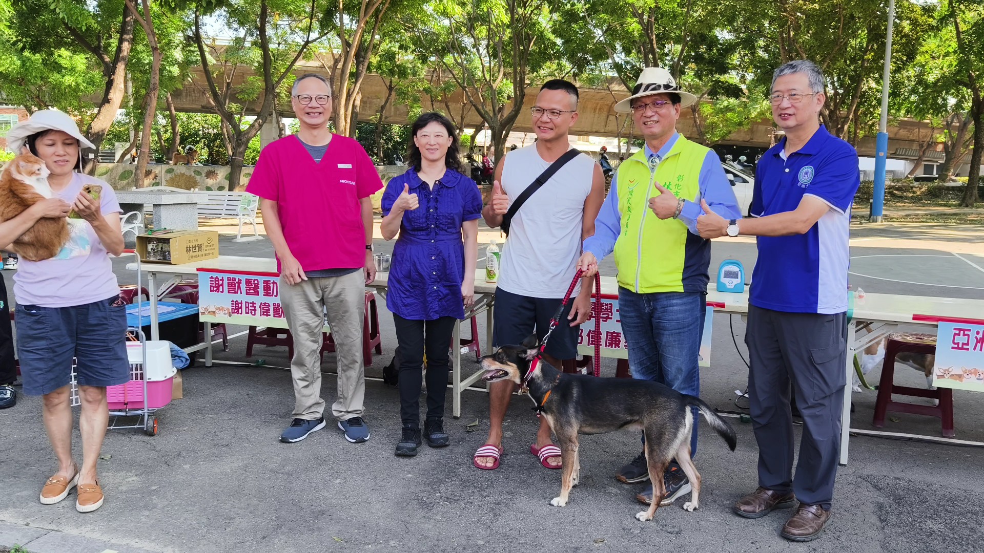 ▲彰化市公所在景觀公園舉辦「2024毛孩Party」活動，現場人潮如織，飼主們攜帶他們心愛的毛小孩一起同樂。（記者張溎壕攝）
