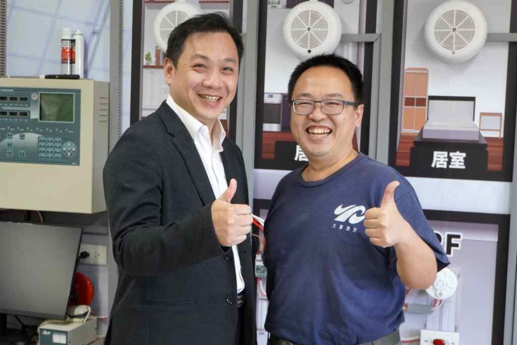 ▲大葉大學消防學程周中祺主任(右)恭喜何岫璁教授(左)獲聘行政院政務顧問。(記者林明佑翻攝)