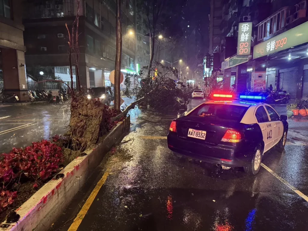 颱風期間,警方臨危不亂,立即投入安全維護及交通疏導