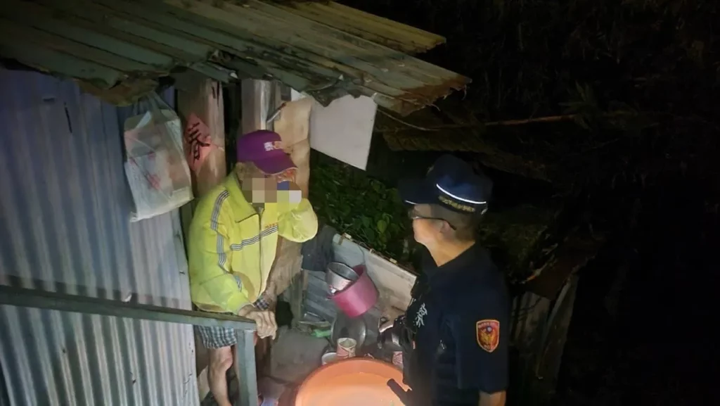 協同轄區里長,關懷訪視停電住戶