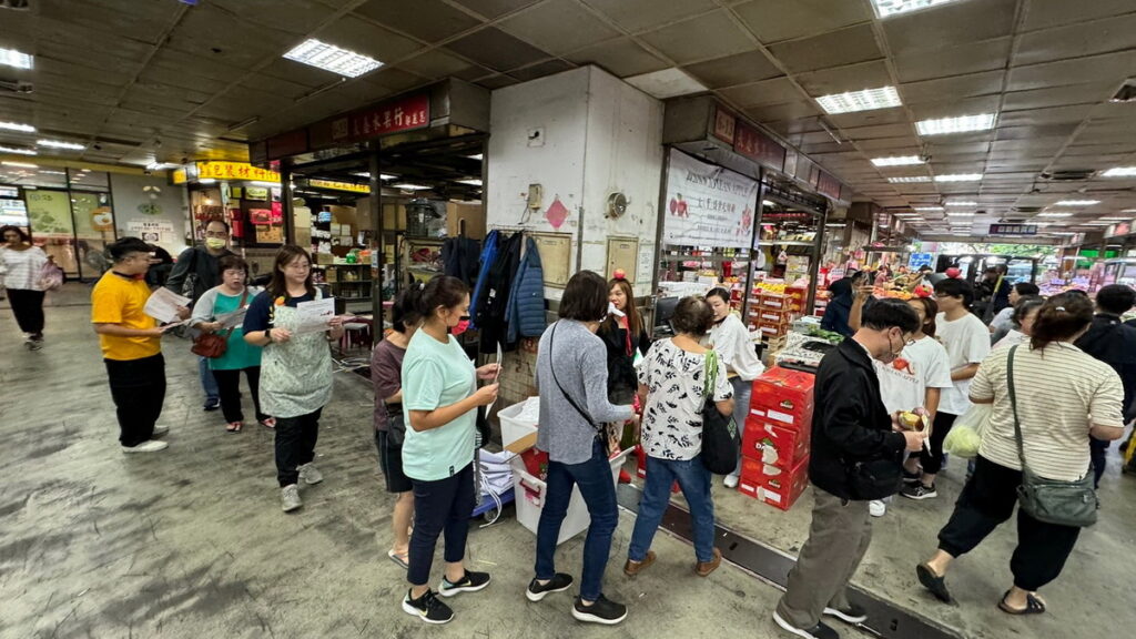 約上午6點,便有眾多早市的蔬果商及早起運動的民眾前來參加