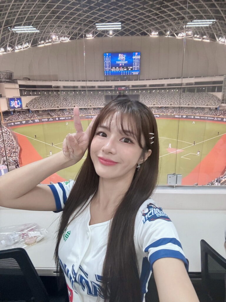 林岱縈與36位啦啦隊女孩組成應援團,為世界12強棒球台捷棒球交流賽應援。