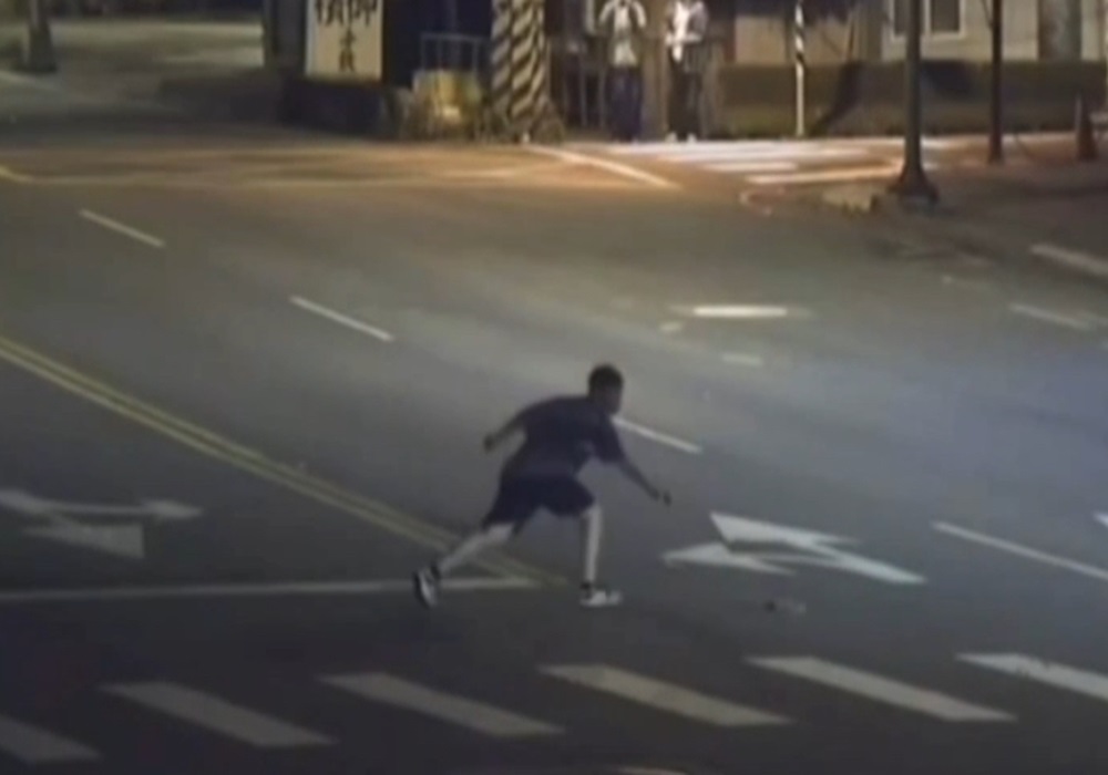 爛醉女飛撲撞車不成 進警所還咬舌自傷 229 248241103a01