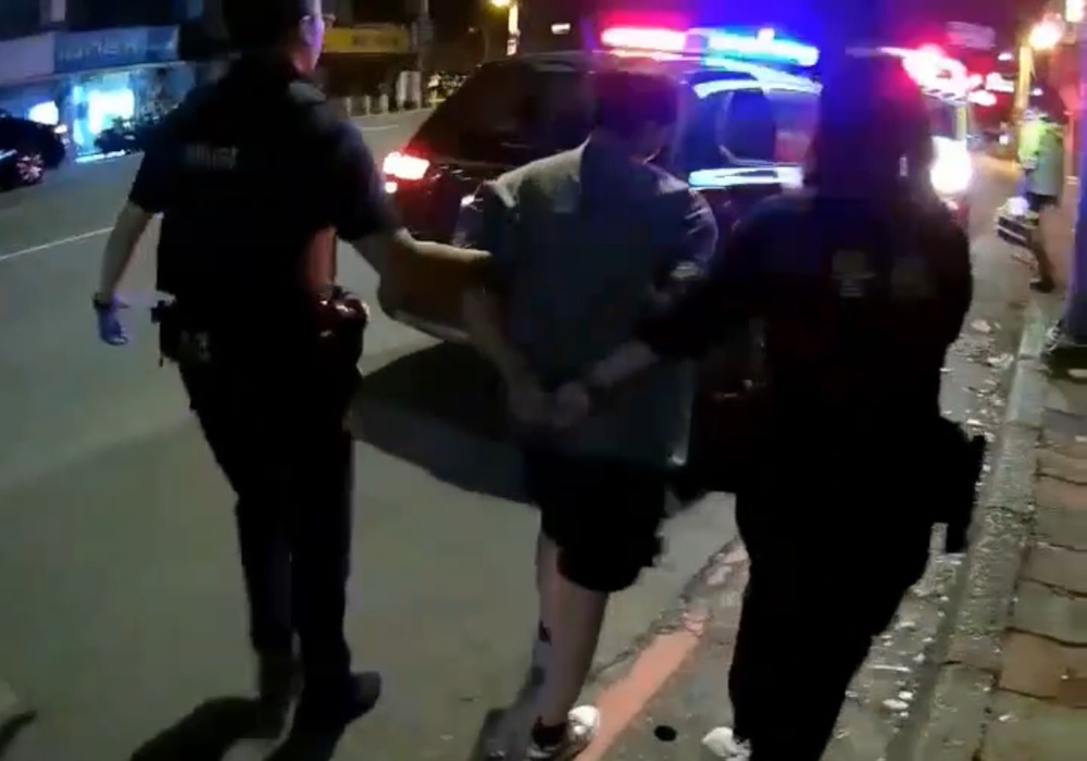 爛醉女飛撲撞車不成 進警所還咬舌自傷 230 248241103a02