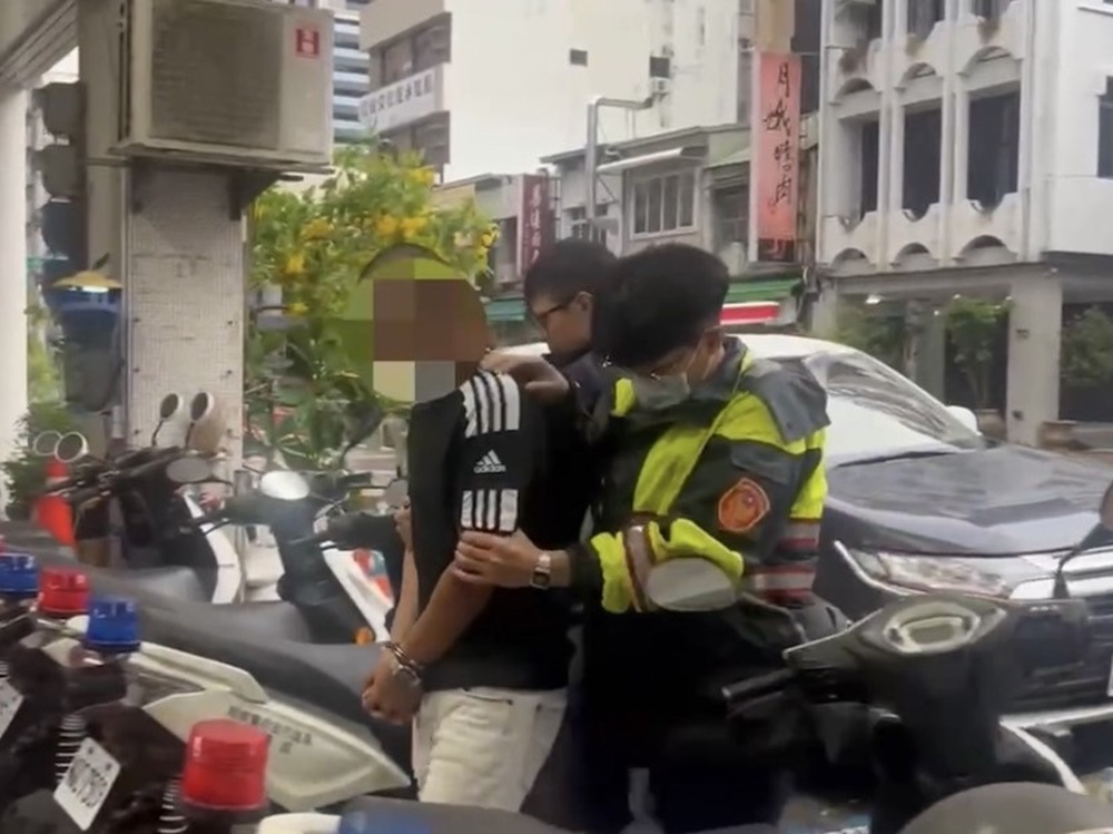 酒醉路倒見警車瞬間落跑 20歲男怕入獄原來是通緝犯 241 cnews204241103a01