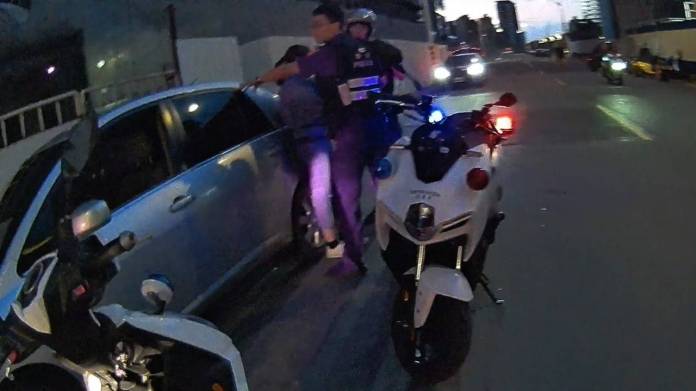 情侶檔交通違規遭攔查 警一查身分尷尬了 19 1990916 0
