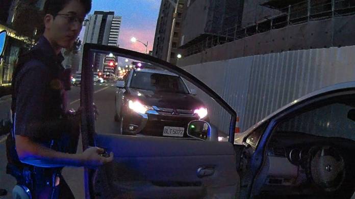 情侶檔交通違規遭攔查 警一查身分尷尬了 20 1990917 0