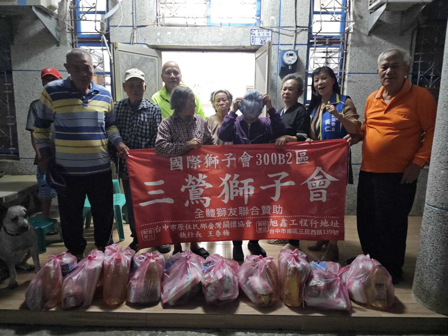 黃仁夫人王春梅率同台東服務處處長陳威華一同前往落受損非常嚴重的加路蘭部進行勘災及致贈慰問品。(圖/黃仁國會辦公室)
