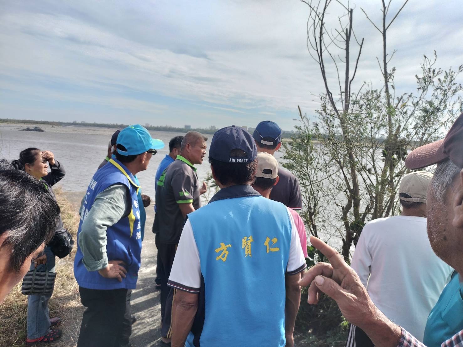 會勘過程吸引部分當地民眾一同參與,表達意見。(圖/黃仁國會辦公室)