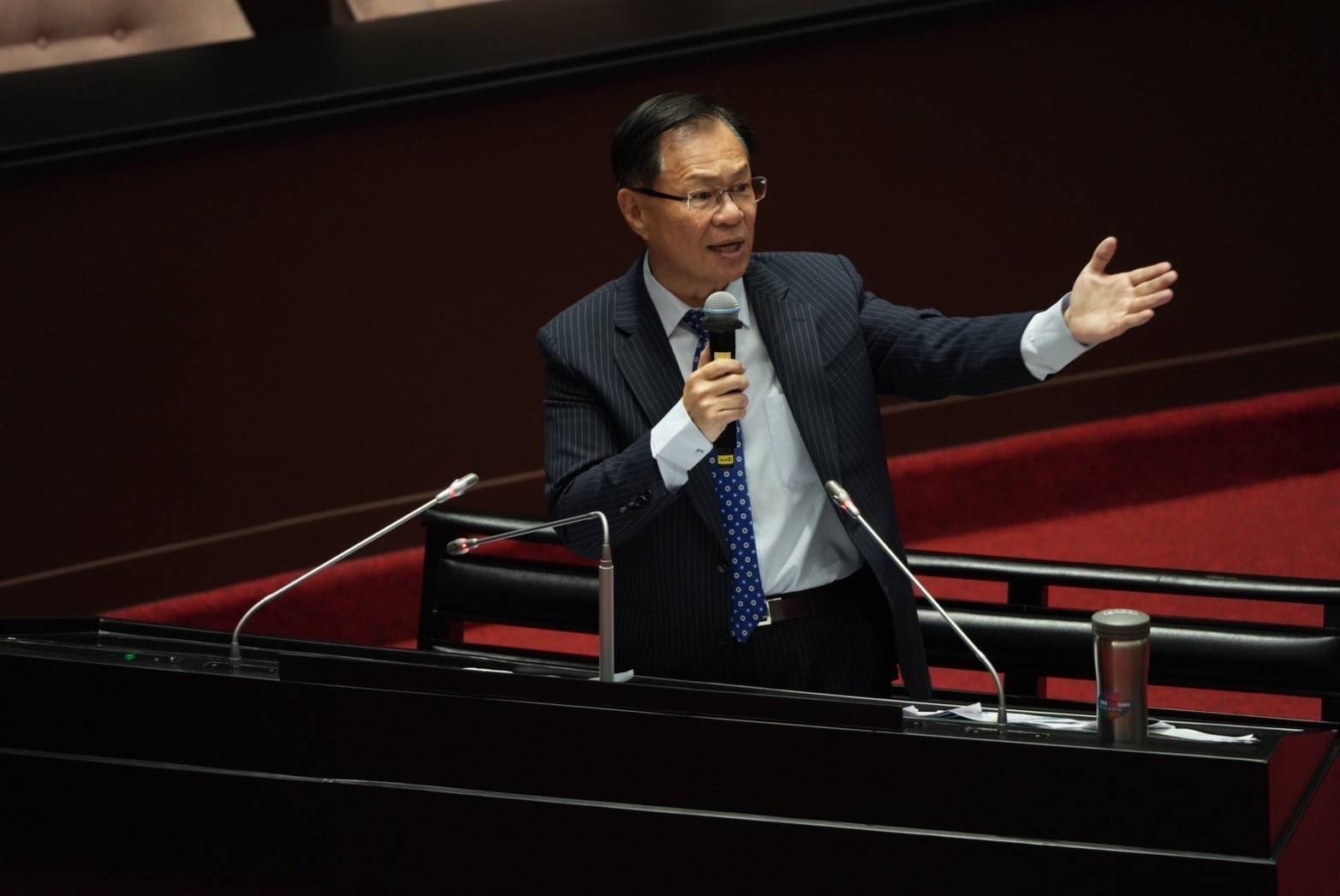 張啓楷直言,台灣能源結構早該有讓國際企業大膽投資的誘因,而非仍在探詢業者實際需求、摸著石頭過河。(圖/張啓楷國會辦公室)