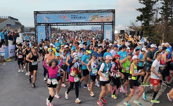 乘風破RUN! 菊島澎湖跨海馬拉松4100名跑者頂風迎曦