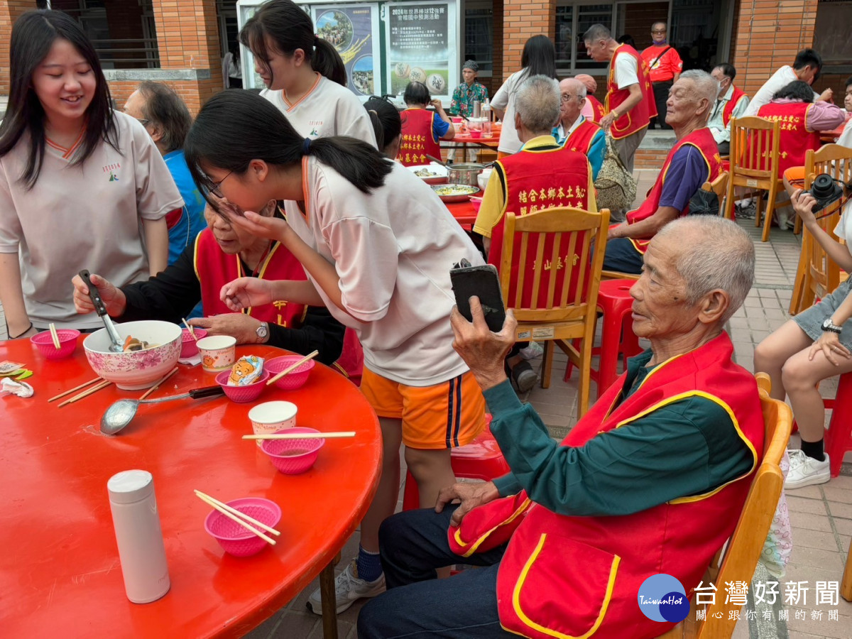 會稽國中尋找高老師 老人健康團圓餐團隊帶來幸福感