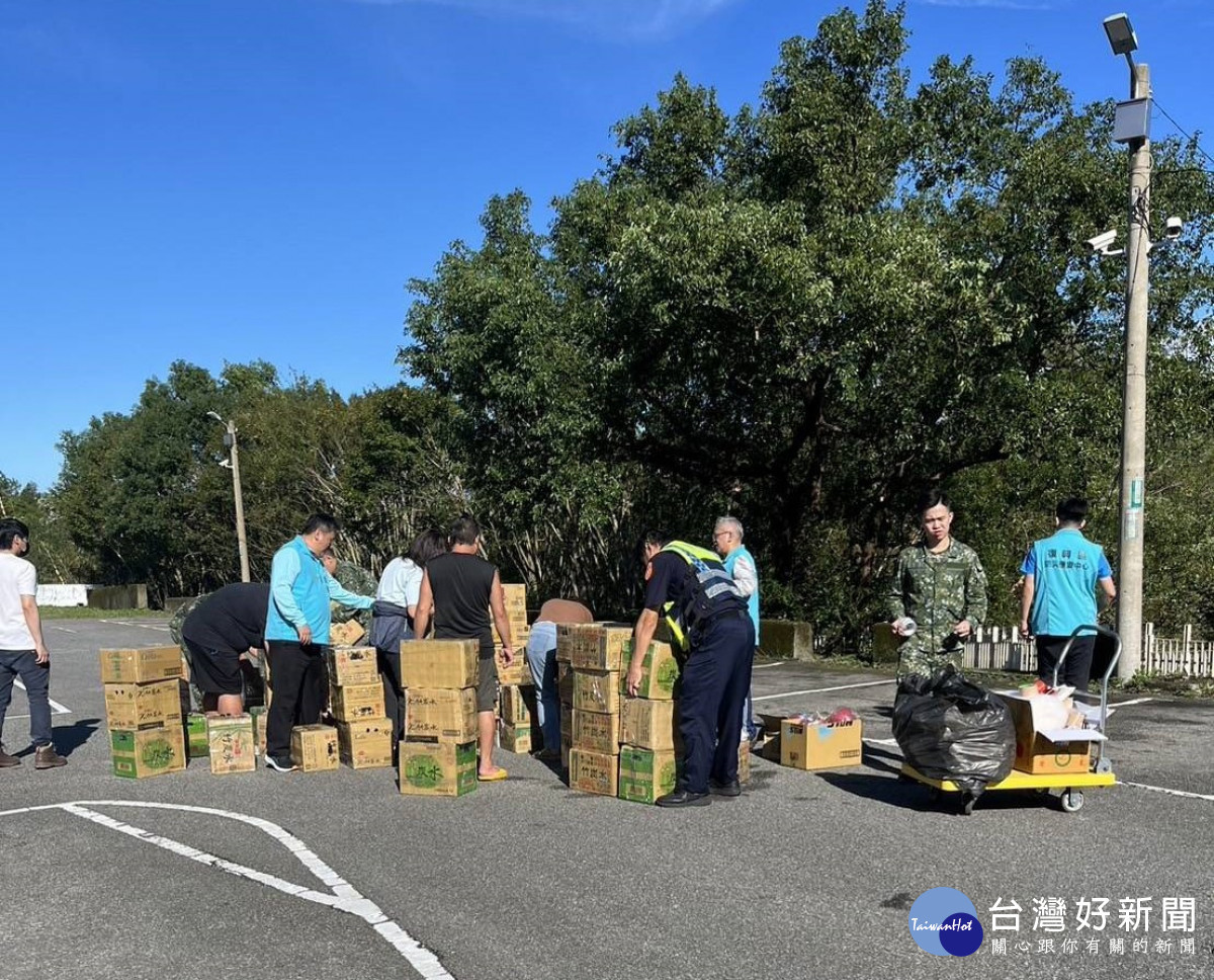 大溪警方協助區公所空投物資。