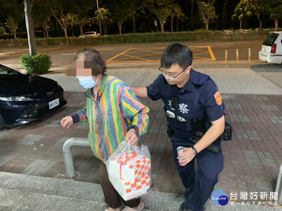 失智症老人迷途，中壢警方協助返家。<br /><br /> <br /><br /> 