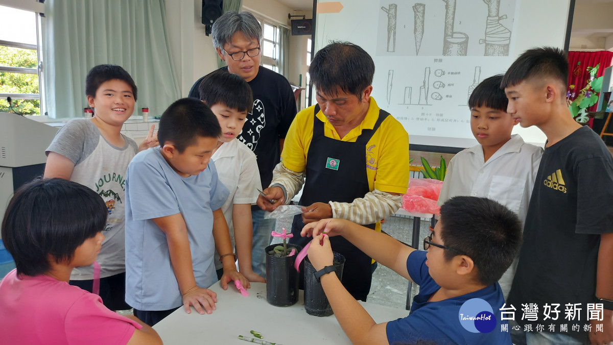 羅友朋及劉煌基2位青農帶領高年級22位學生進行柑橘苗木嫁接體驗。圖／福德國小提供