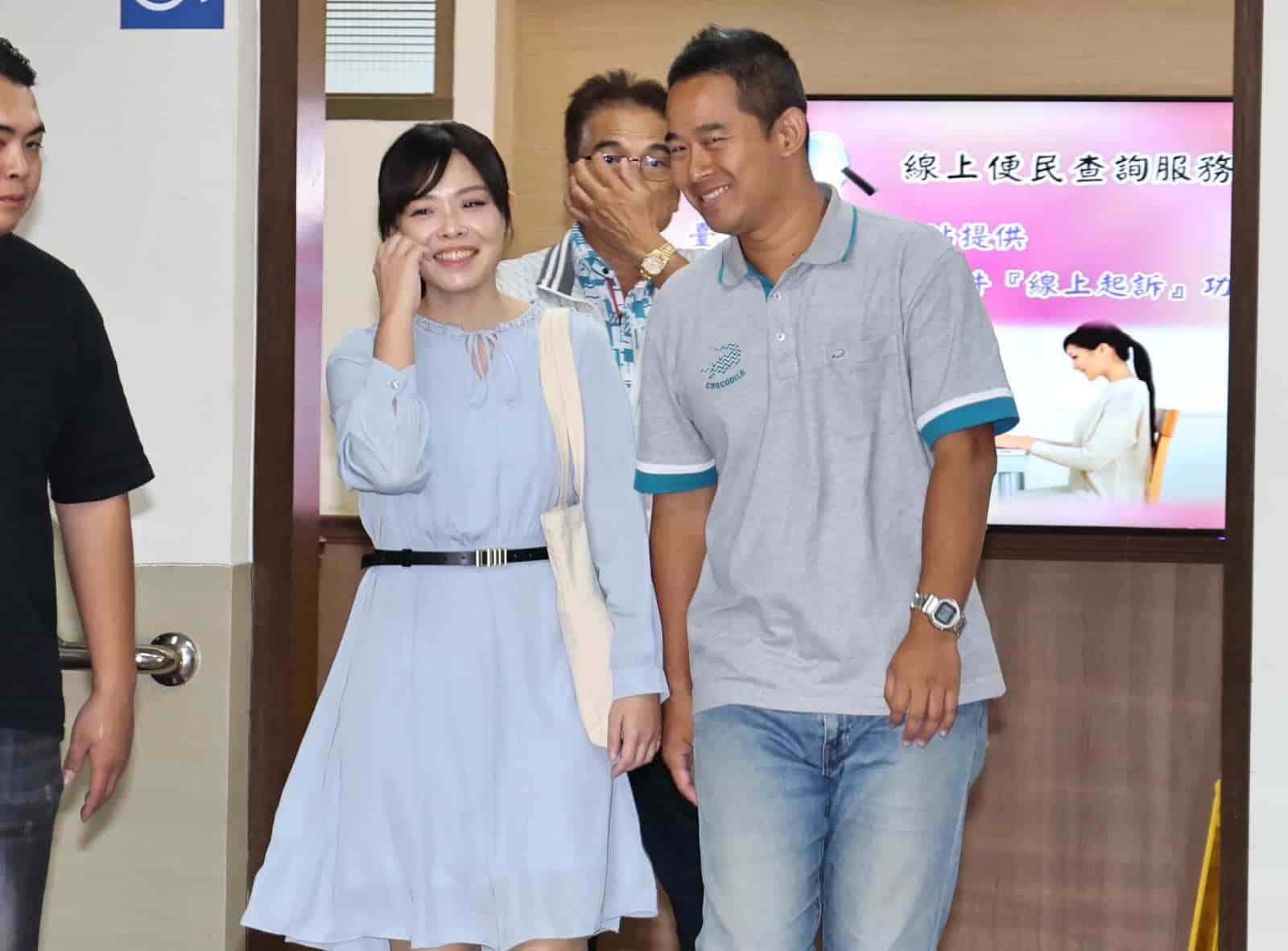遭停職的新竹市長高虹安(左)因詐領助理費案,4日赴高院出庭時露出燦爛笑容,這也是她3個月來首次出現在公開場合。林啟弘攝