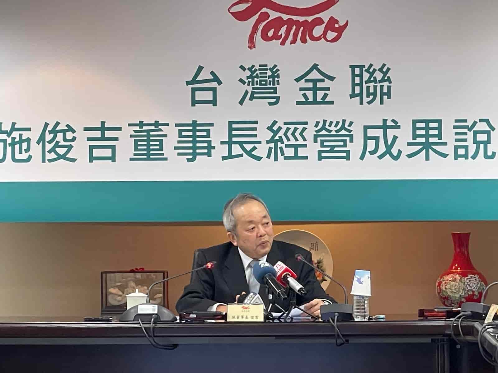 即將下台的台灣金聯董事長施俊吉,4日召開記者會親揭被撤換原因,可能是擋人財路。杜大澂攝