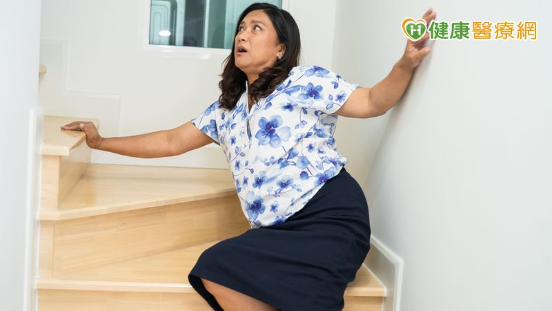 55歲熟女雙腳無力跌倒 才發現「乳癌末期骨轉移」至脊椎!