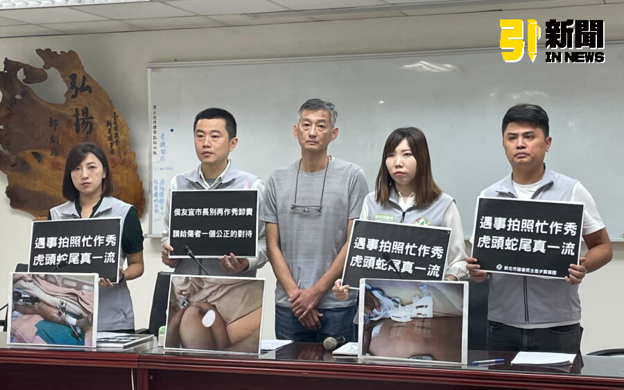 圖/民進黨團總召張維倩、副召張錦豪、幹事長廖宜琨、書記長陳乃瑜與受害的孫姓家屬,今日召開「1027府中捷運站陸橋電梯墜落事件,市府遇事拍照忙作秀,虎頭蛇尾真一流 」記者會。(記者陳志仁攝,2024.11.04)