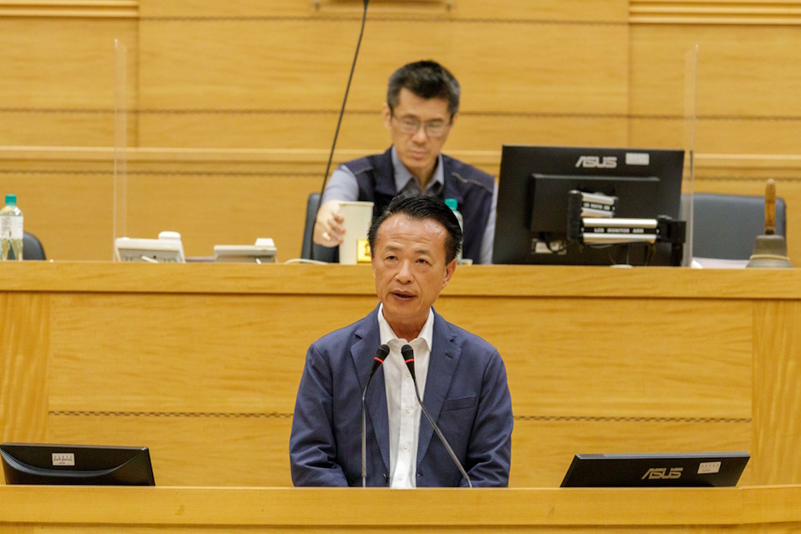 嘉義縣長翁章梁在嘉義縣議會進行施政總報告