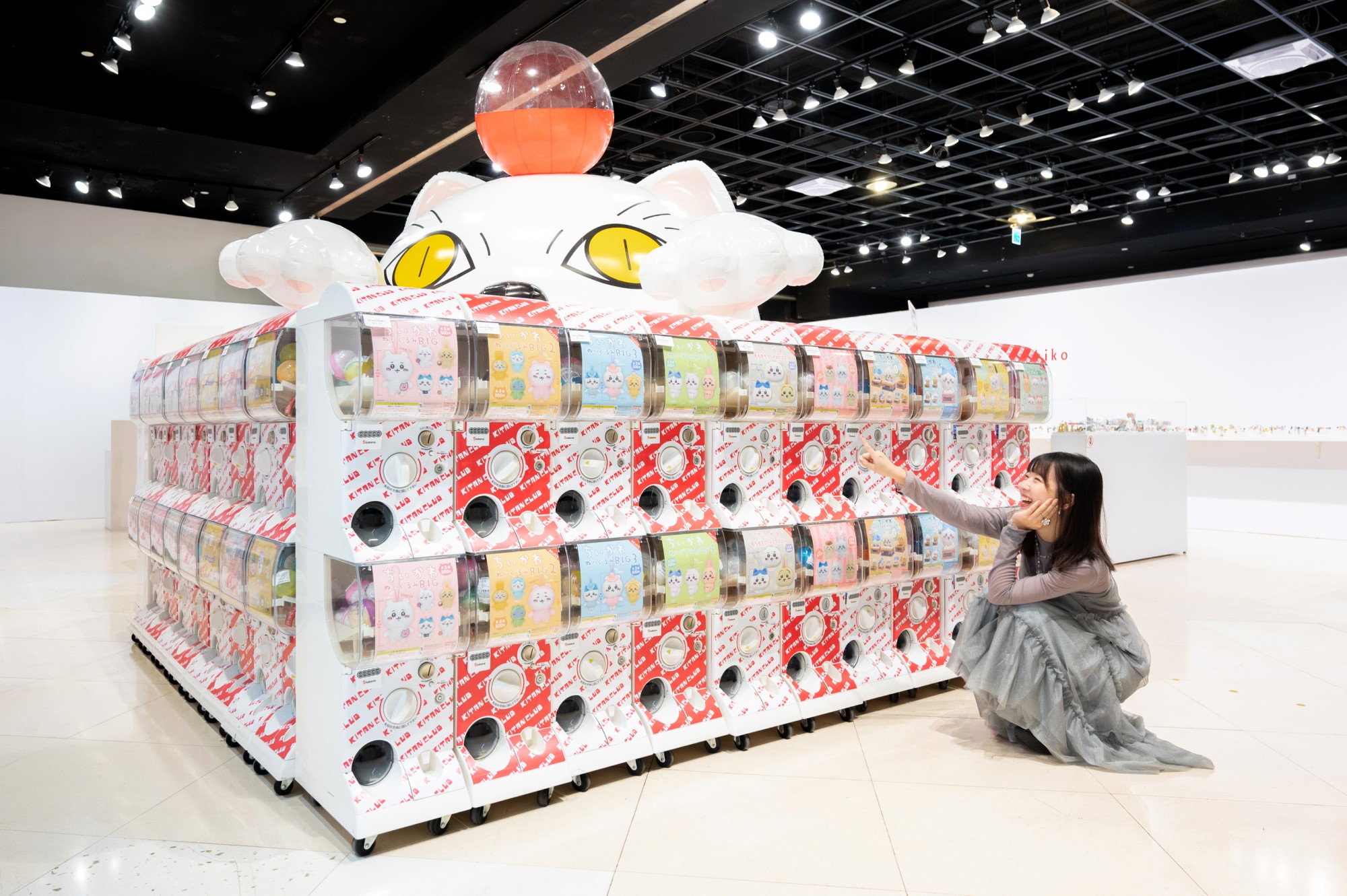 ▲高雄夢時代加映展出「奇譚俱樂部展」，現場引進數百款日本原裝扭蛋機。（圖/高雄夢時代提供）