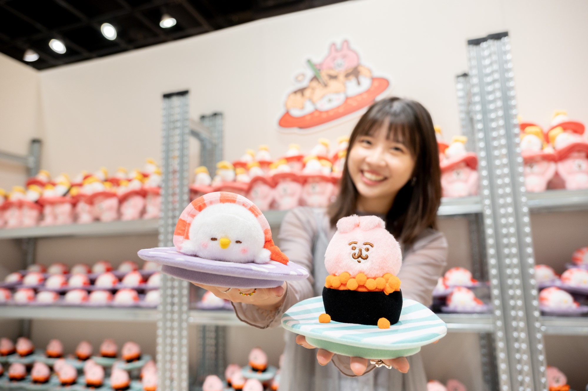 ▲快閃店內也特別推出小動物壽司主題限定商品，包括「蝦子P助」、「鮪魚大腹肉粉紅兔兔。（圖/高雄夢時代提供）