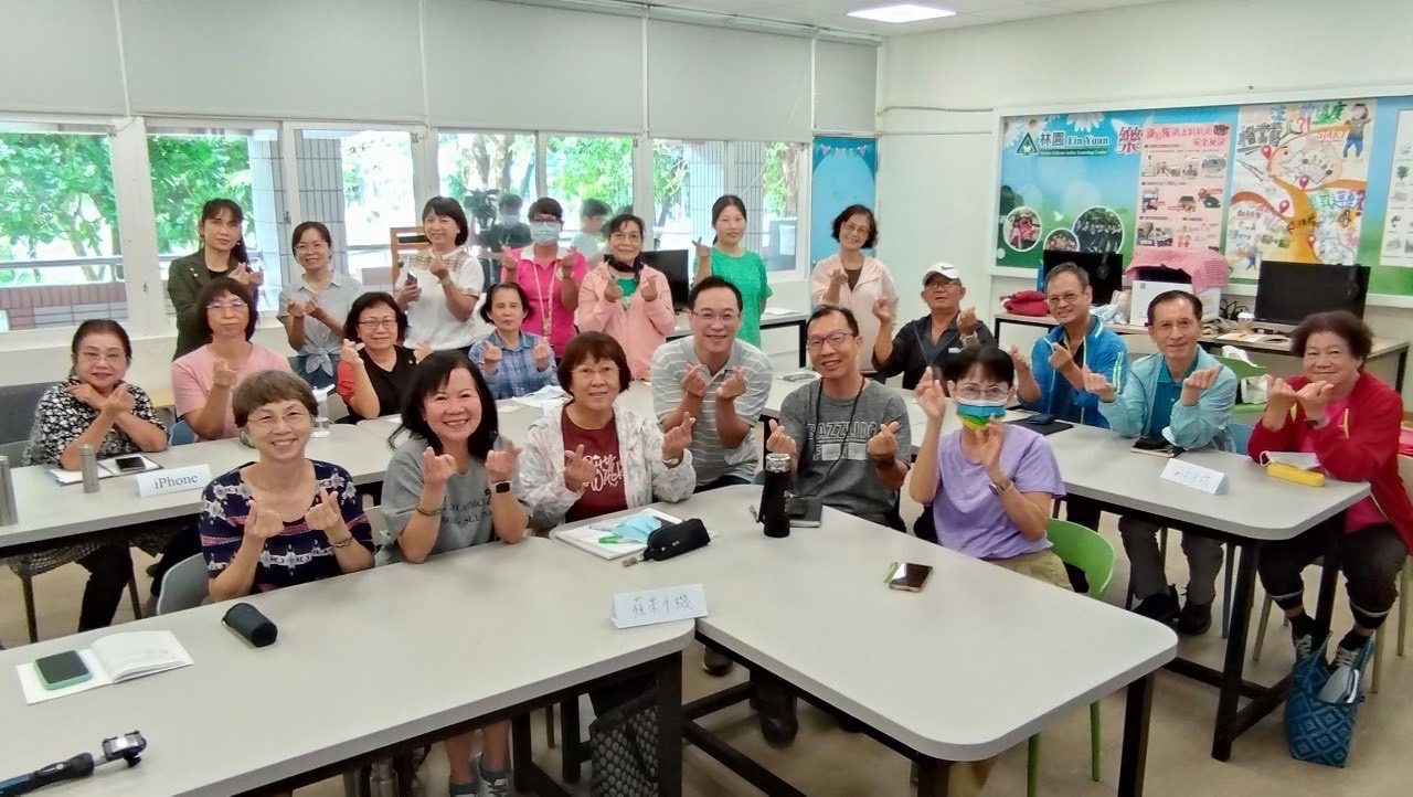▲圖/鳳信攜手高雄市樂齡學習數位示範體驗場域辦理活動,提升長輩媒體識讀能力。(鳳信數位有線電視提供)