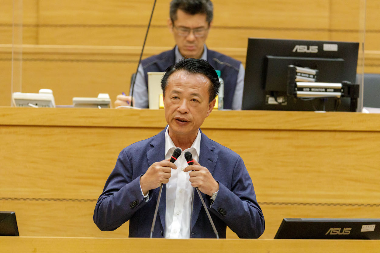 ▲翁章梁在嘉義縣議會進行施政總報告強調,嘉義縣再次轉型、升級為「農工科技大縣」。(圖/嘉義縣政府提供)