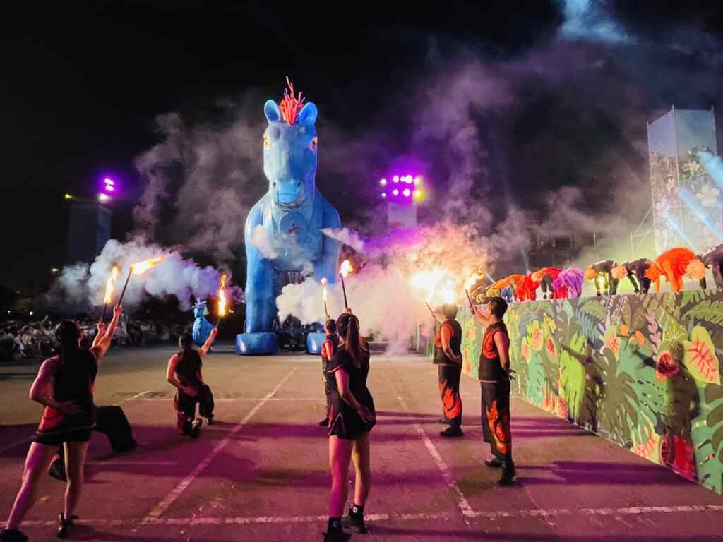 紙風車劇團《雨馬》親子劇特別融合了客家歌曲、藍染、花布衫等元素，加入現代舞蹈，以創意的方式呈現客家人過往的共同記憶，象徵台灣多元族群之間的相互尊重與奮鬥歷程。