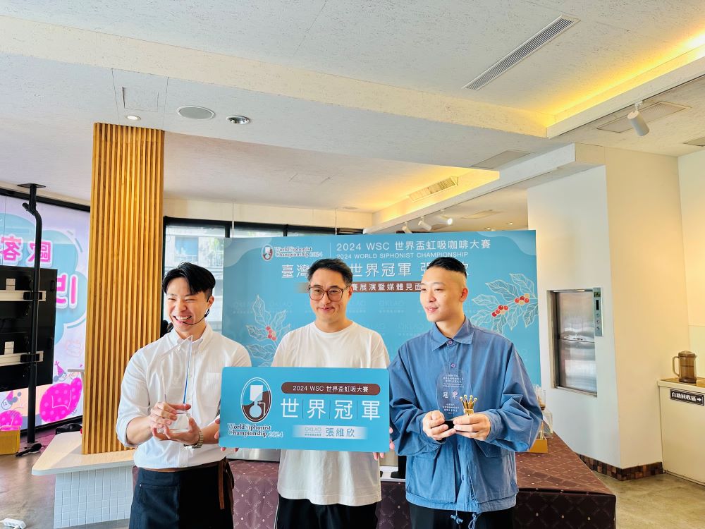 慶祝張維欣榮獲2024世界盃虹吸咖啡大賽世界冠軍,歐客佬執行長王信鈞及台灣區冠軍朱紹齊也一起向大家介紹優惠活動,邀咖啡愛好者一同分享這份榮耀。(圖/記者林均和攝)