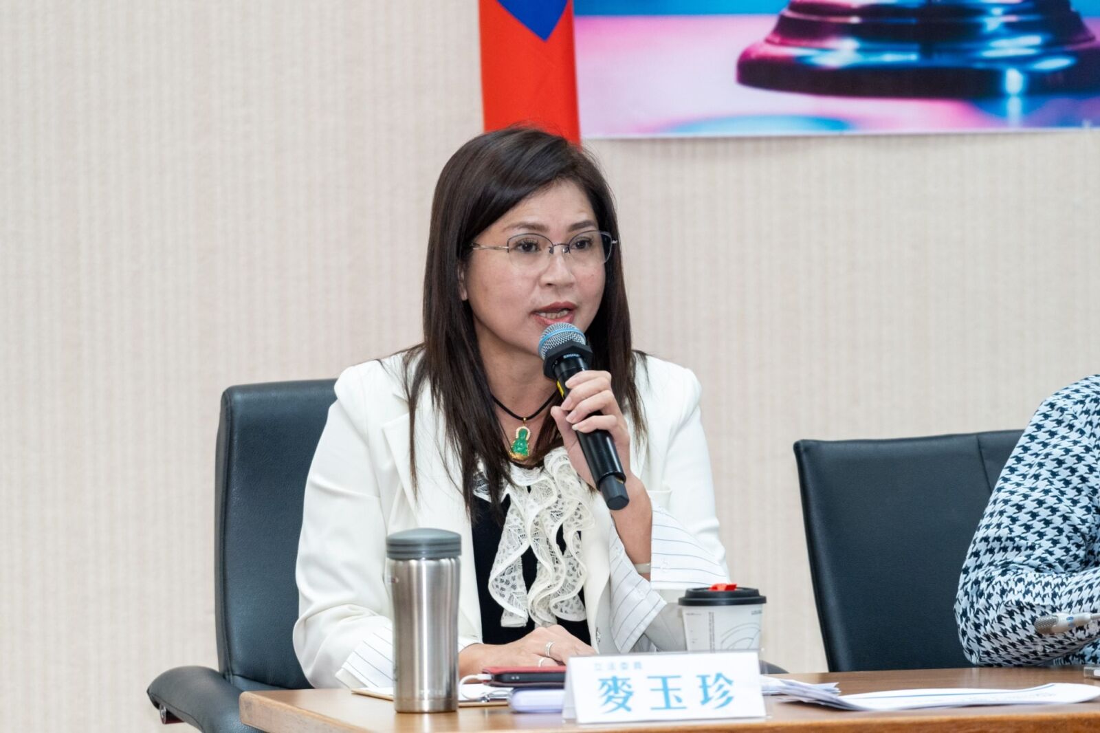 為越南語槓上吳思瑤 麥玉珍稱「與歧視無關」:文法要對 238 為越南語槓上吳思瑤 麥玉珍稱「與歧視無關」:文法要對 237