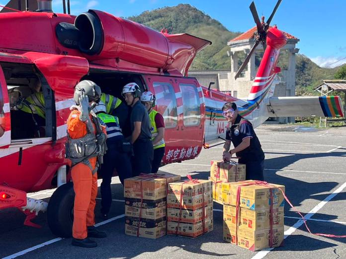 康芮颱風重創!新興部落成孤島 大溪警、復興區公所靠直升機送物資 17 443015 0