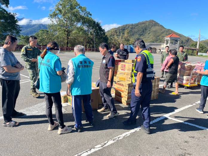 康芮颱風重創!新興部落成孤島 大溪警、復興區公所靠直升機送物資 18 443009
