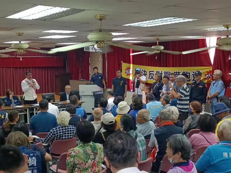 黃仁說明為何堅決反對在關山蓋戰備跑道的立場。(記者包克明 翻攝)