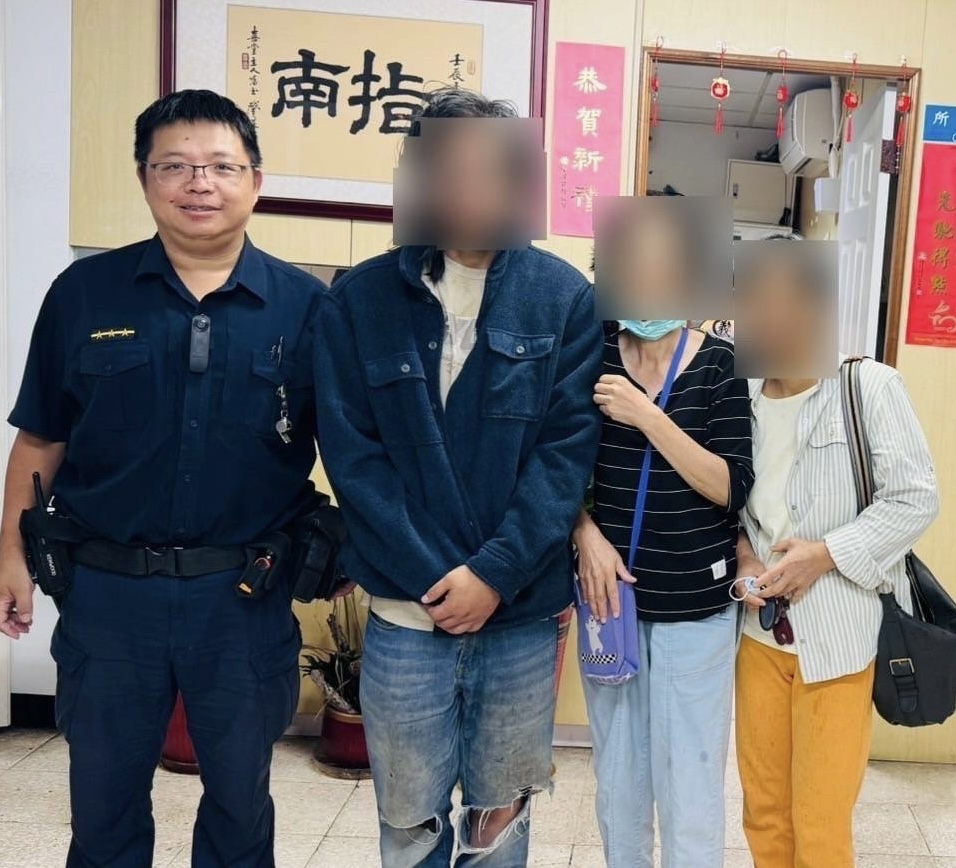 派出所警員吳祥賓（圖左）。（記者 張艷君翻攝）