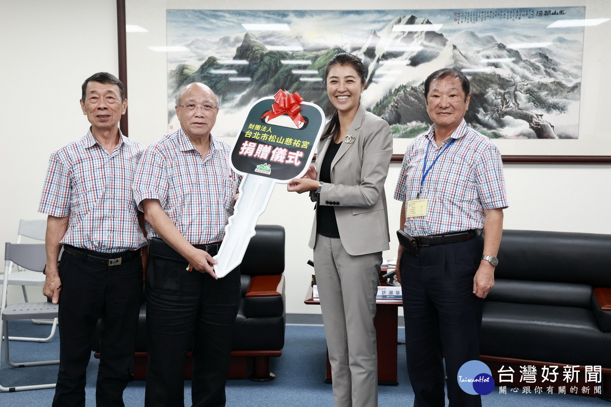 慈祐宮董事長陳玉峰等贈鑰予許縣長。(縣府提供)<br /><br />