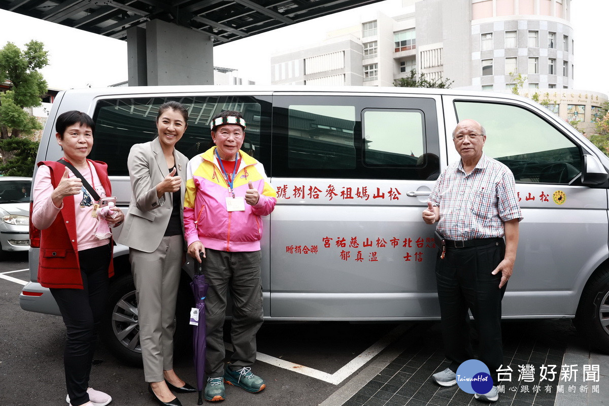 許縣長感謝慈祐宮愛心善舉。(縣府提供)<br /><br />