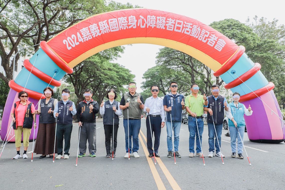嘉義縣長翁章梁體驗視障行走,宣傳國際身障者日踩街嘉年華