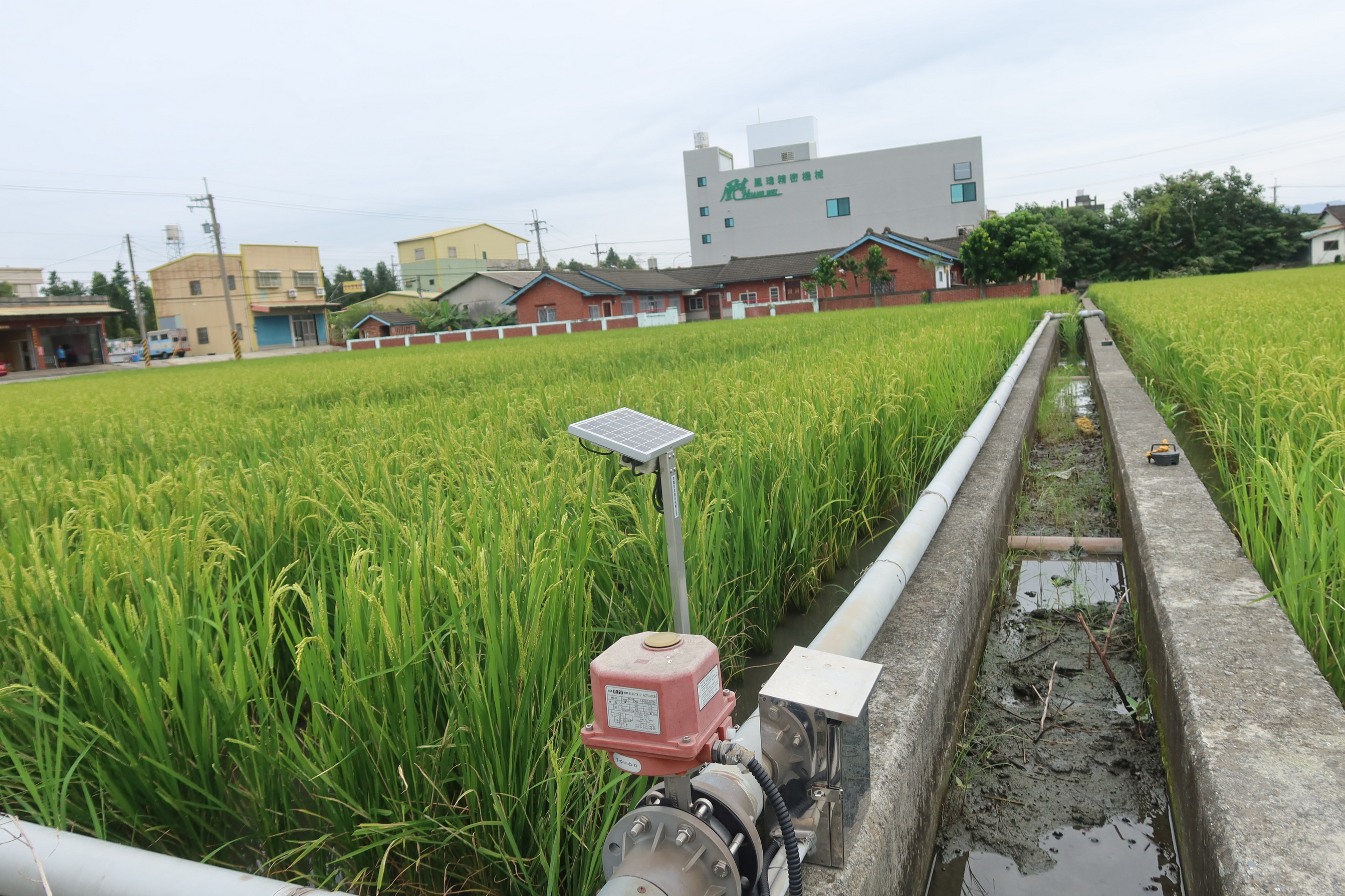 ▲建新碾米廠等業者在田中鎮農會舉辦「稻作智慧化生產價值創造生態系組建計畫」發表會,為稻農帶來更輕鬆且具競爭力的生產方式,並鼓勵年輕人投入農業。(記者張溎壕攝)