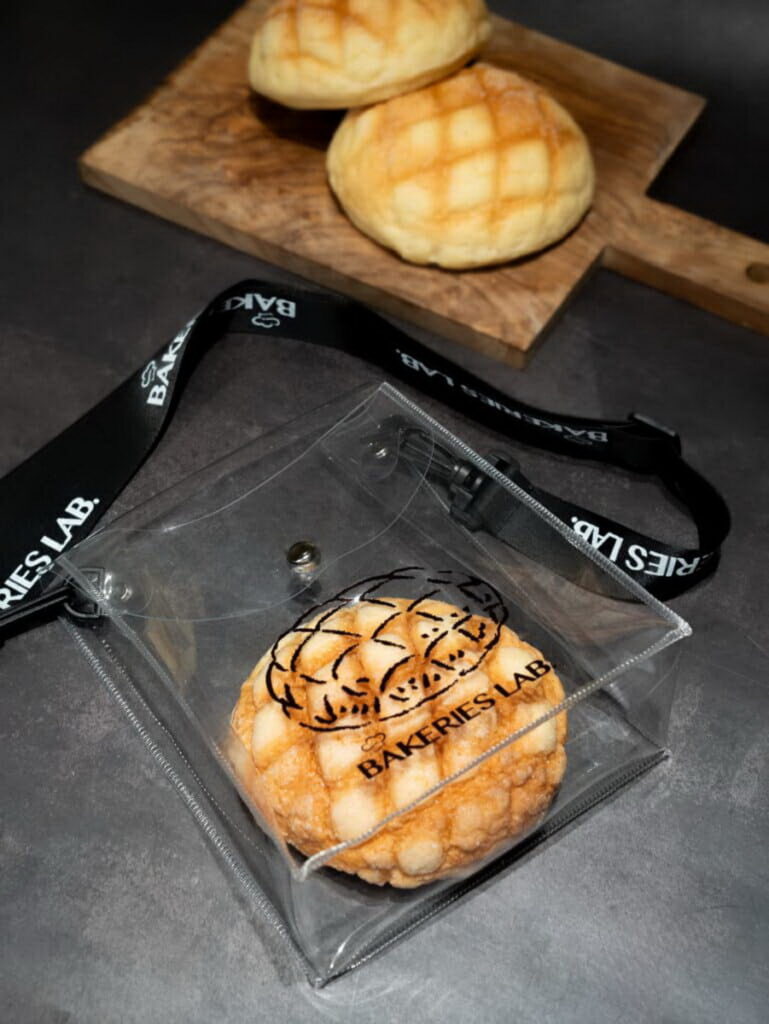 時尚菠蘿包提袋及菠蘿麵包。
