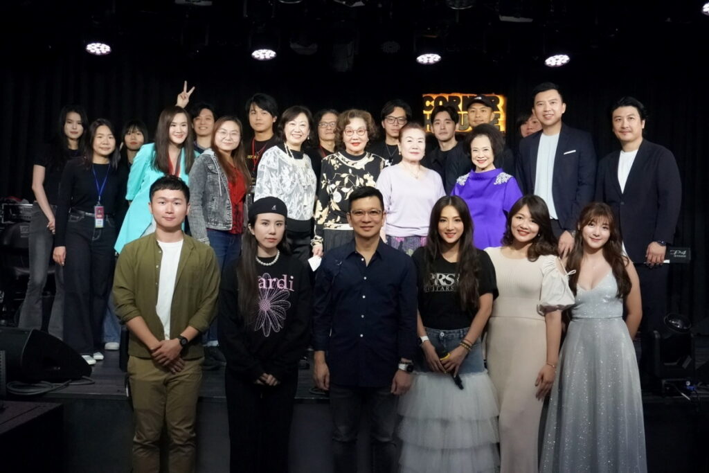 喜歡音樂在陳子鴻(前中)掌舵下,日前舉辦冬季演唱會,參演主角與眾不同,各個大有來頭,企業菁英齊聚一堂。(喜歡音樂 提供)
