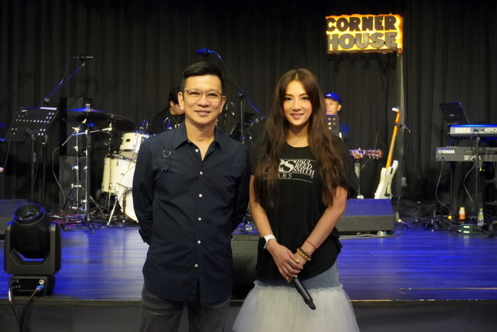 陳子鴻找來政大EMBA學妹陳瑀希Vivian(右)擔任喜歡音樂歌唱班主任,一 起為愛唱歌的頂客族圓夢。(喜歡音樂 提供)