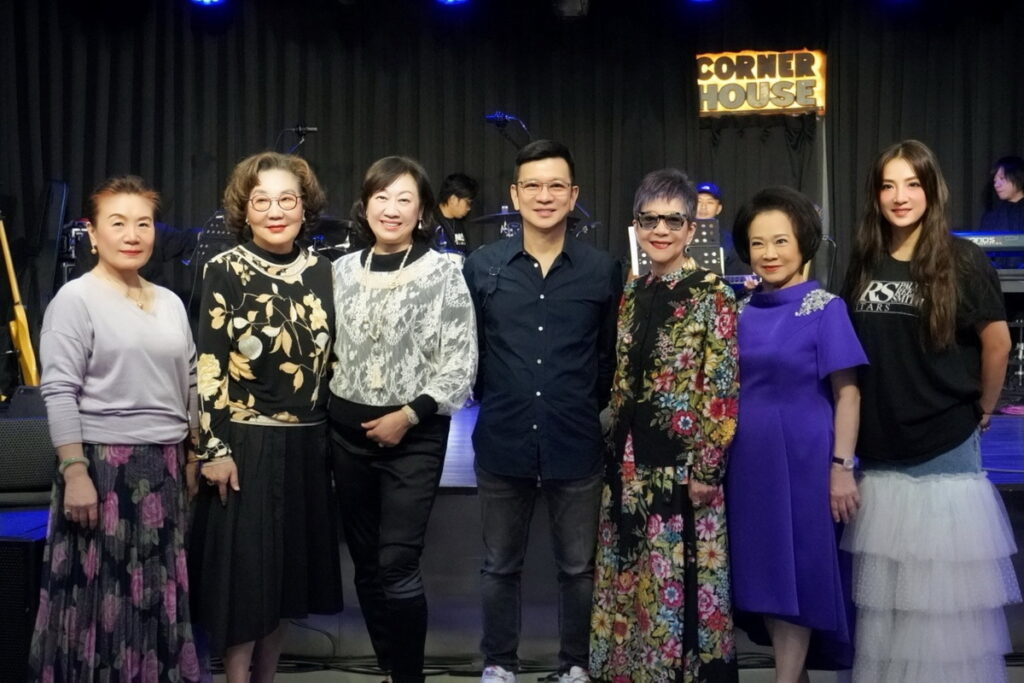 許多企業董娘和貴婦都是喜歡音樂歌唱班學員,開心參加[2024喜歡音樂冬    季演唱會]並與掌舵人陳子鴻(圖中)合影。(喜歡音樂 提供)