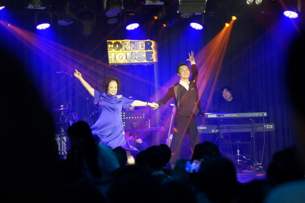 喜歡音樂冬季演唱會由在學的樂齡阿嬤Yuki姐打頭陣,演唱歌曲[愛江山更    愛美人],唱跳俱佳霸氣拉開序幕。(喜歡音樂 提供)