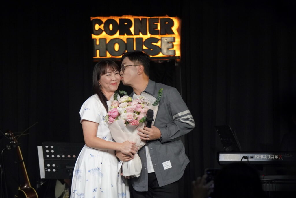 喜歡音樂演唱會中唯一演唱自創單曲[心中如火]是建設公司老闆李察,演     唱後愛妻上台獻花,李察獻上甜蜜親吻。(喜歡音樂 提供)