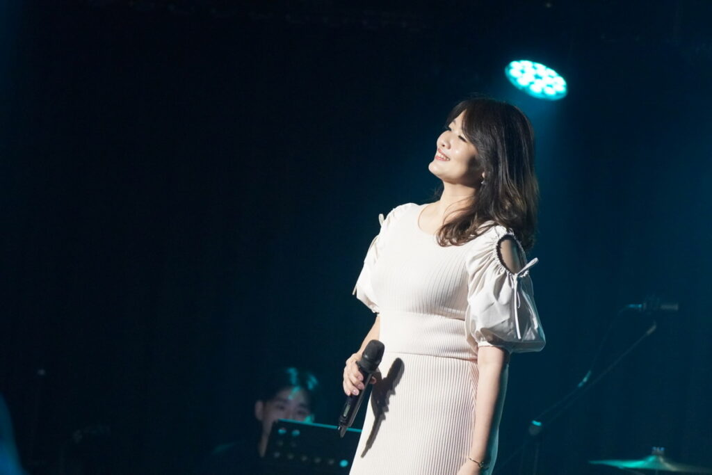 台灣美髮第一品牌-美吾華公司接班人Yili頂著漂亮秀髮,演唱蕭煌奇的 「逆風飛翔」希望向善向上、鼓勵正能量。(喜歡音樂 提供)