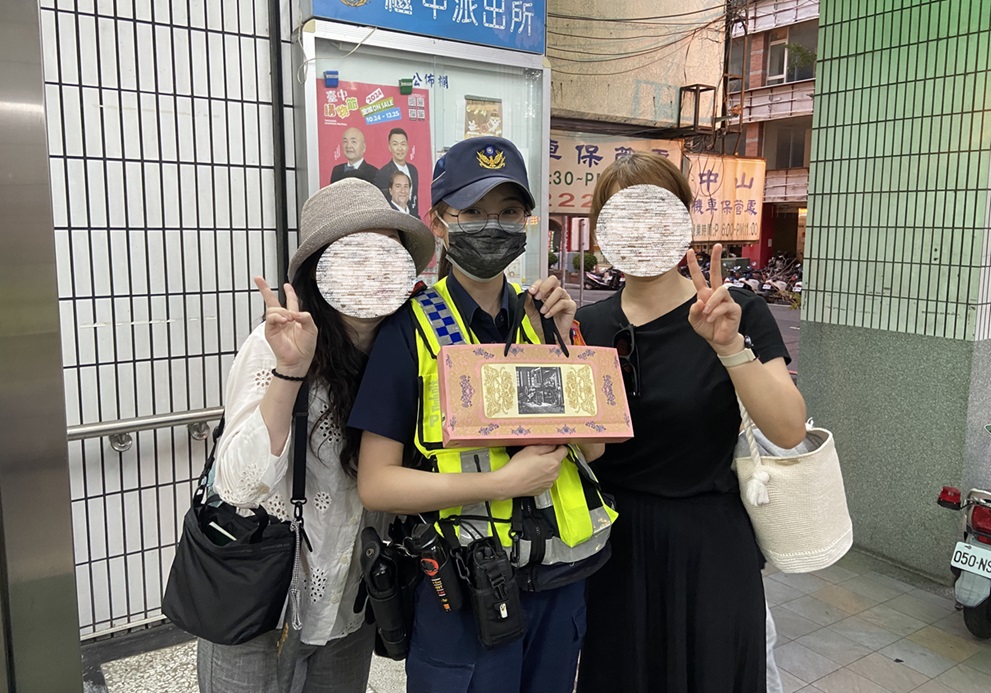 ▲圖說:韓籍女不慎將手機遺留在UBER車上,員警迅速聯繫司機尋回手機,韓女贈送小點心感謝員警協助 (圖/台中市政府 提供)