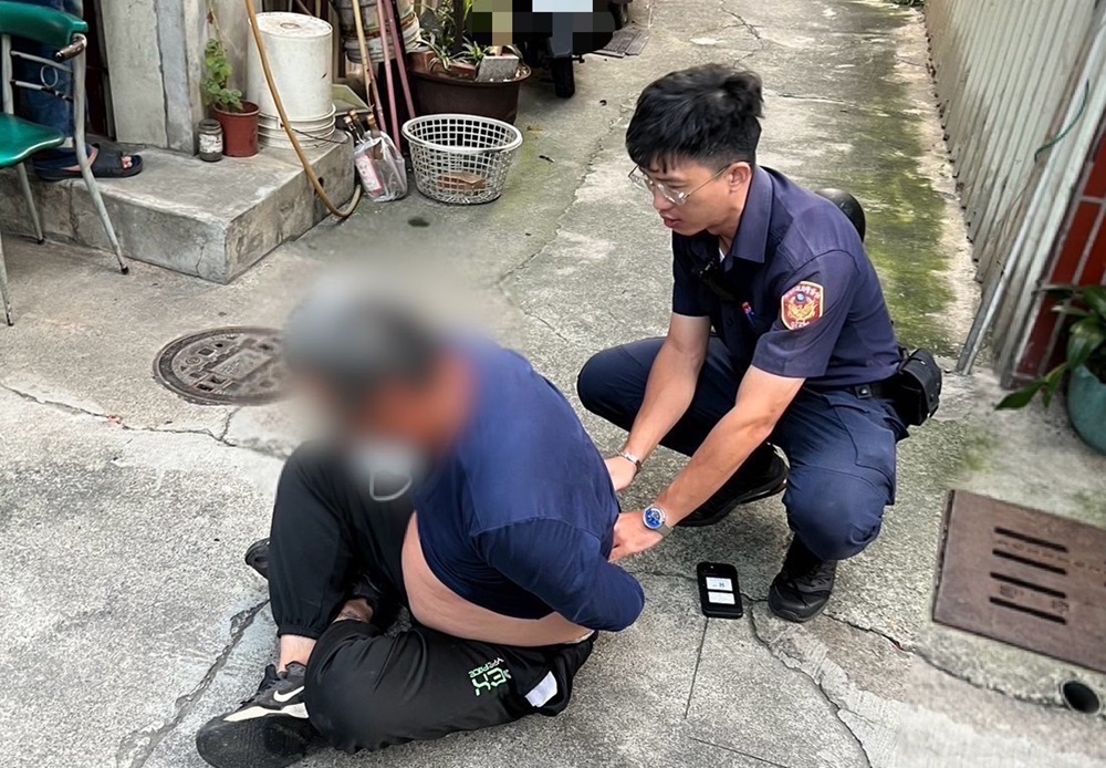 擠市場人潮狂奔 前鎮警10秒壓制40歲通緝犯 253 cnews204241105a02